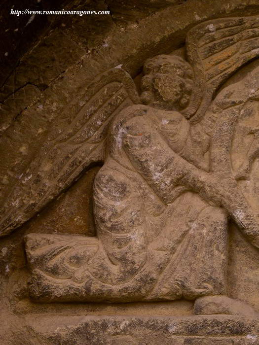 DETALLE DE UNO DE LOS ÁNGELES